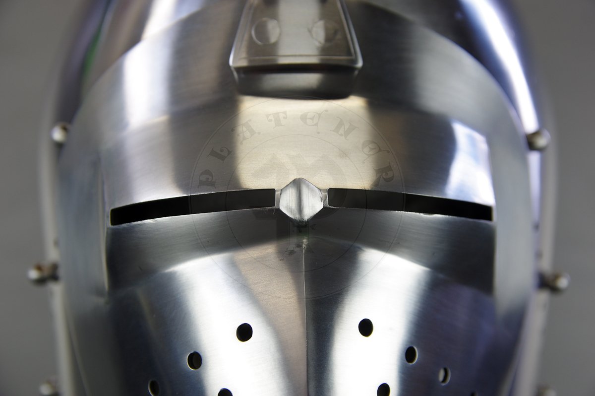 Klappvisier bascinet with keyhole visor, c. 1390-1410. Source: bascinet Wallace Collection A74, London; visor Museo Stibbert, Florence. Skull raised from two halves of 2 mm high quality mild steel, heat hardened and tempered up to 34 HRC. Visor raised from 2 mm medium carbon steel and hardened and tempered up to 42 HRC. Visor hinge made of medium carbon steel. Visor is removable. Weight 3,320 kg. /Klappvisier wzorowany na hemie z Wallace Collection A74 oraz zasonie z Museo Stibbert, datowany na 1380-1410. Dzwon wykuty z dwch powek 2 mm wysokiej jakoci stali niskowglowej, hartowany i odpuszczany do 34 HRC. Zasona wykuta z 2 mm stali redniowglowej, hartowana i odpuszczana do 42 HRC. Zawias zasony wykonany ze stali redniowglowej. Zasona jest zdejmowana. Waga 3,320 kg.